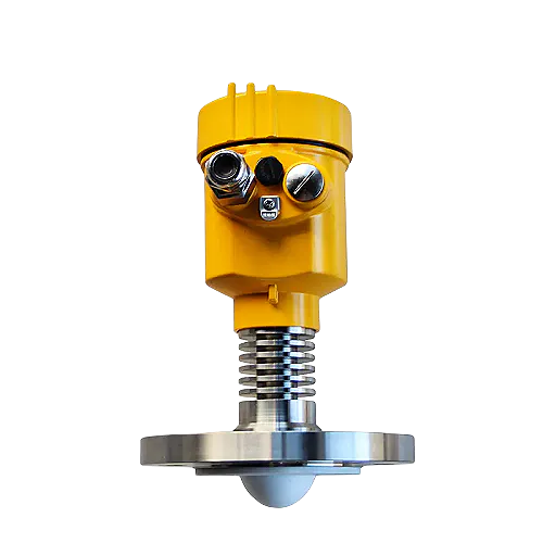 Under what circumstances does a radar level meter need to be fitted with a heat sink?
